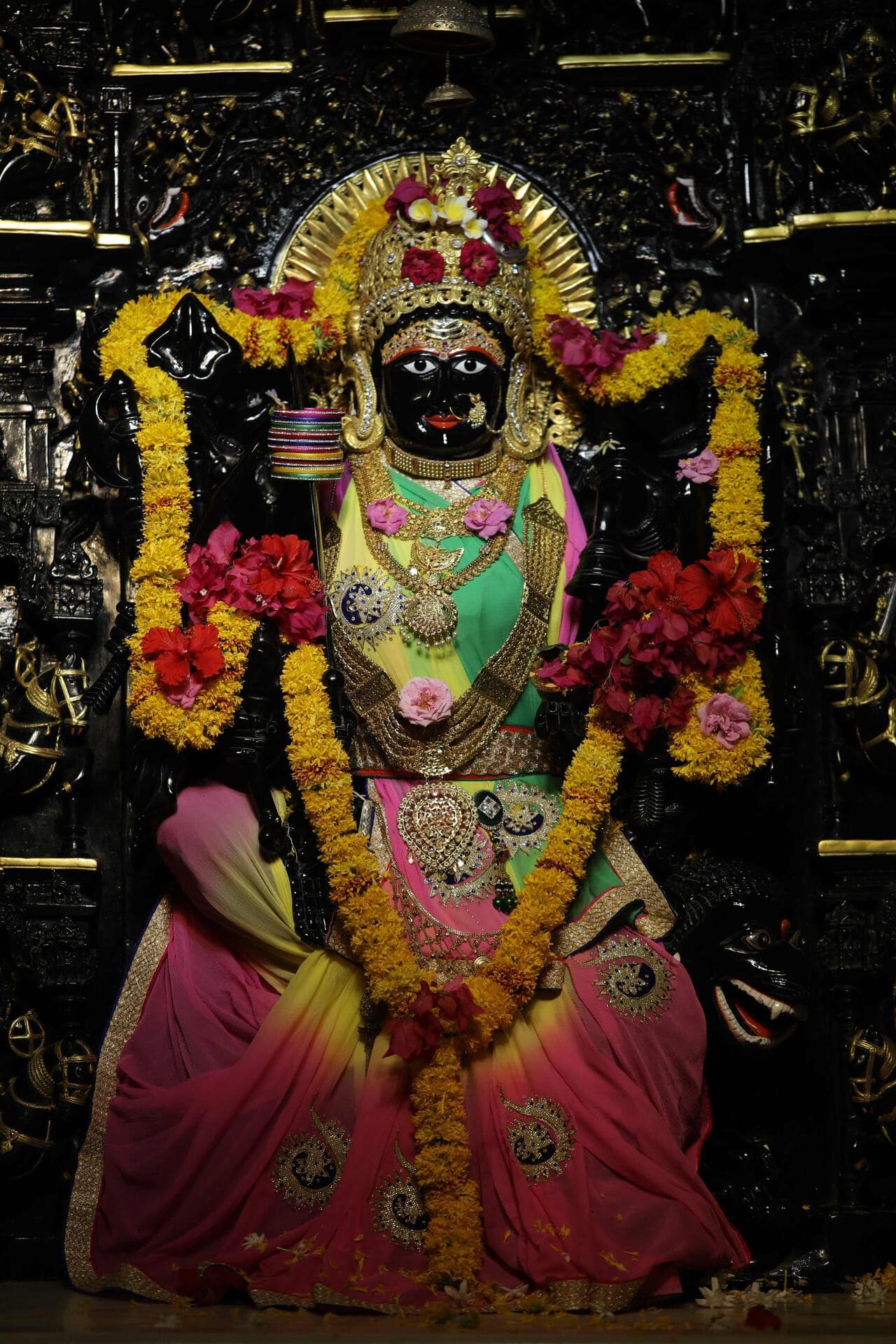 माँ त्रिपुरा सुंदरी का पूर्ण दिव्य स्वरूप - 18 भुजाओं सहित