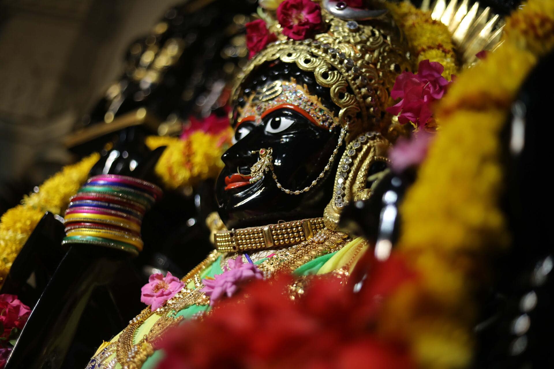 स्वर्ण आभूषणों से सुसज्जित माँ का मुख