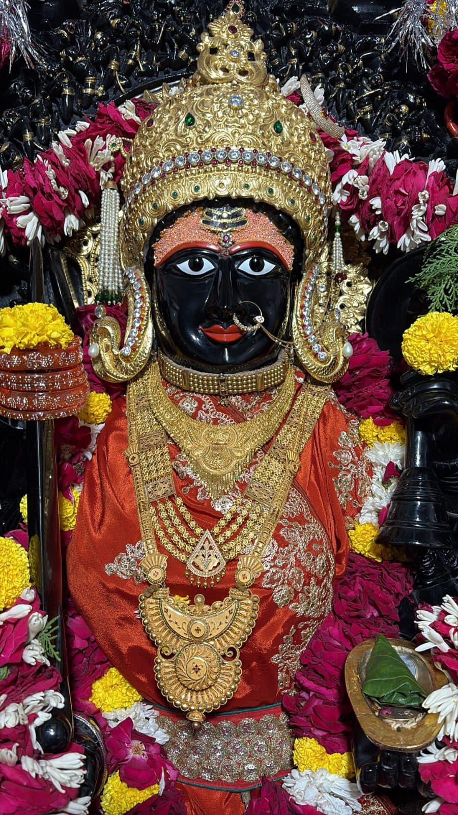 माँ त्रिपुरा सुंदरी के आज के दर्शन — १७ अक्टूबर २०२६, शनिवार (2/3)