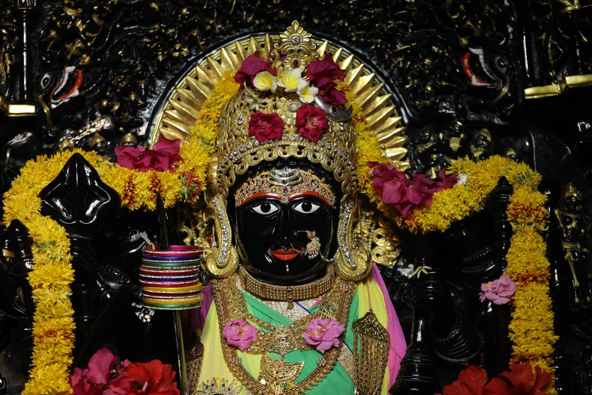 गर्भगृह में माँ त्रिपुरा सुंदरी के दर्शन