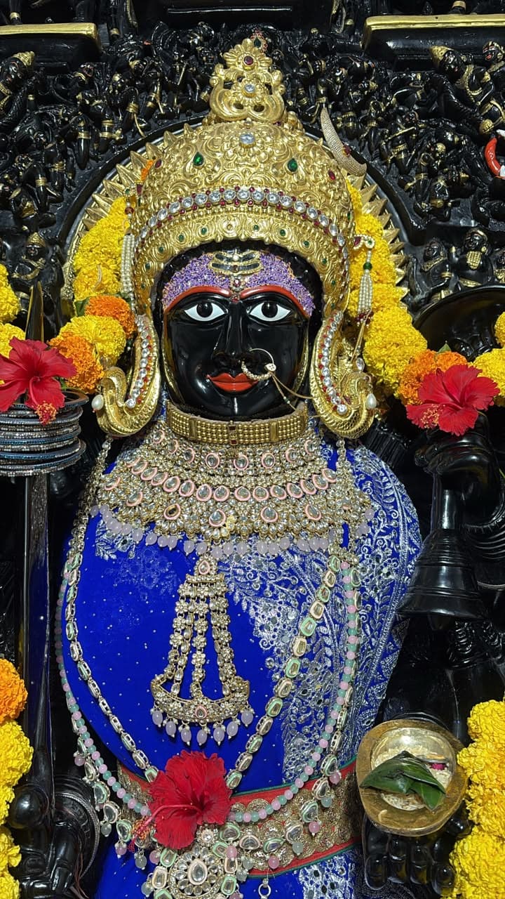माँ त्रिपुरा सुंदरी के आज के दर्शन — ११ अक्टूबर २०२६, रविवार (2/2)