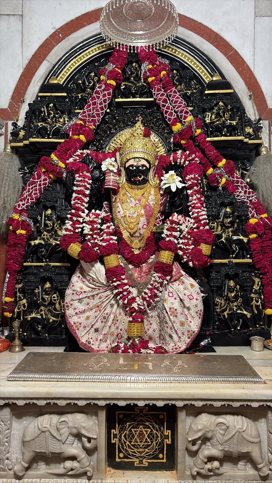 माँ त्रिपुरा सुंदरी के आज के दर्शन — १३ अक्टूबर २०२६, मंगलवार (1/2)