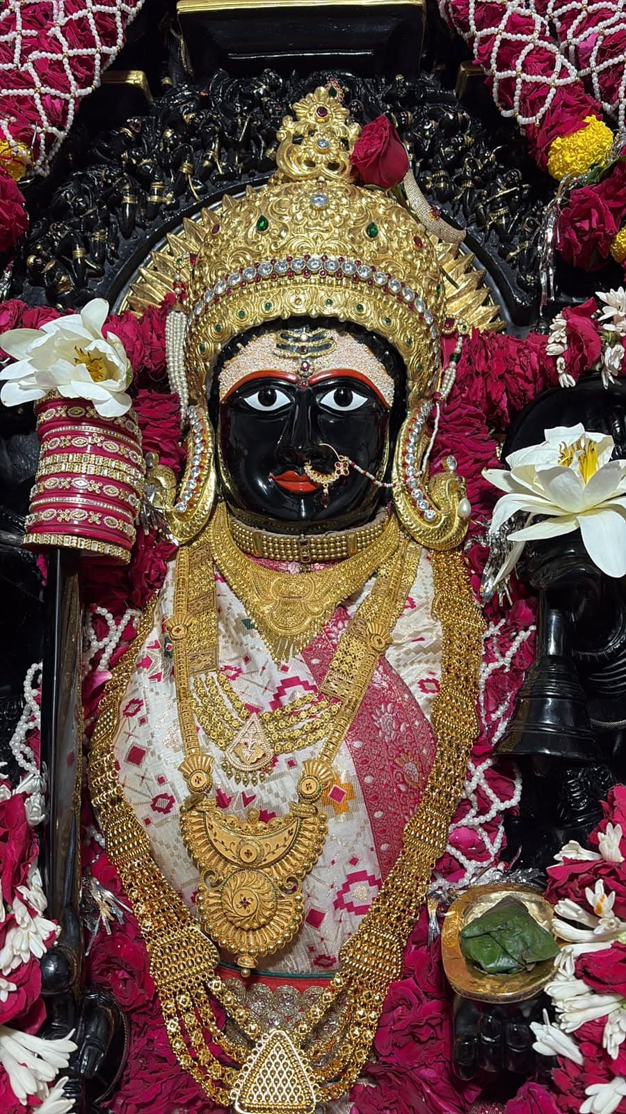 माँ त्रिपुरा सुंदरी के आज के दर्शन — १३ अक्टूबर २०२६, मंगलवार (2/2)