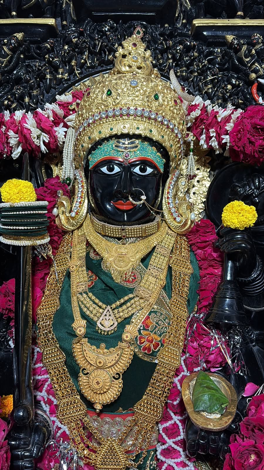 माँ त्रिपुरा सुंदरी के आज के दर्शन — १५ अक्टूबर २०२६, गुरुवार (2/2)