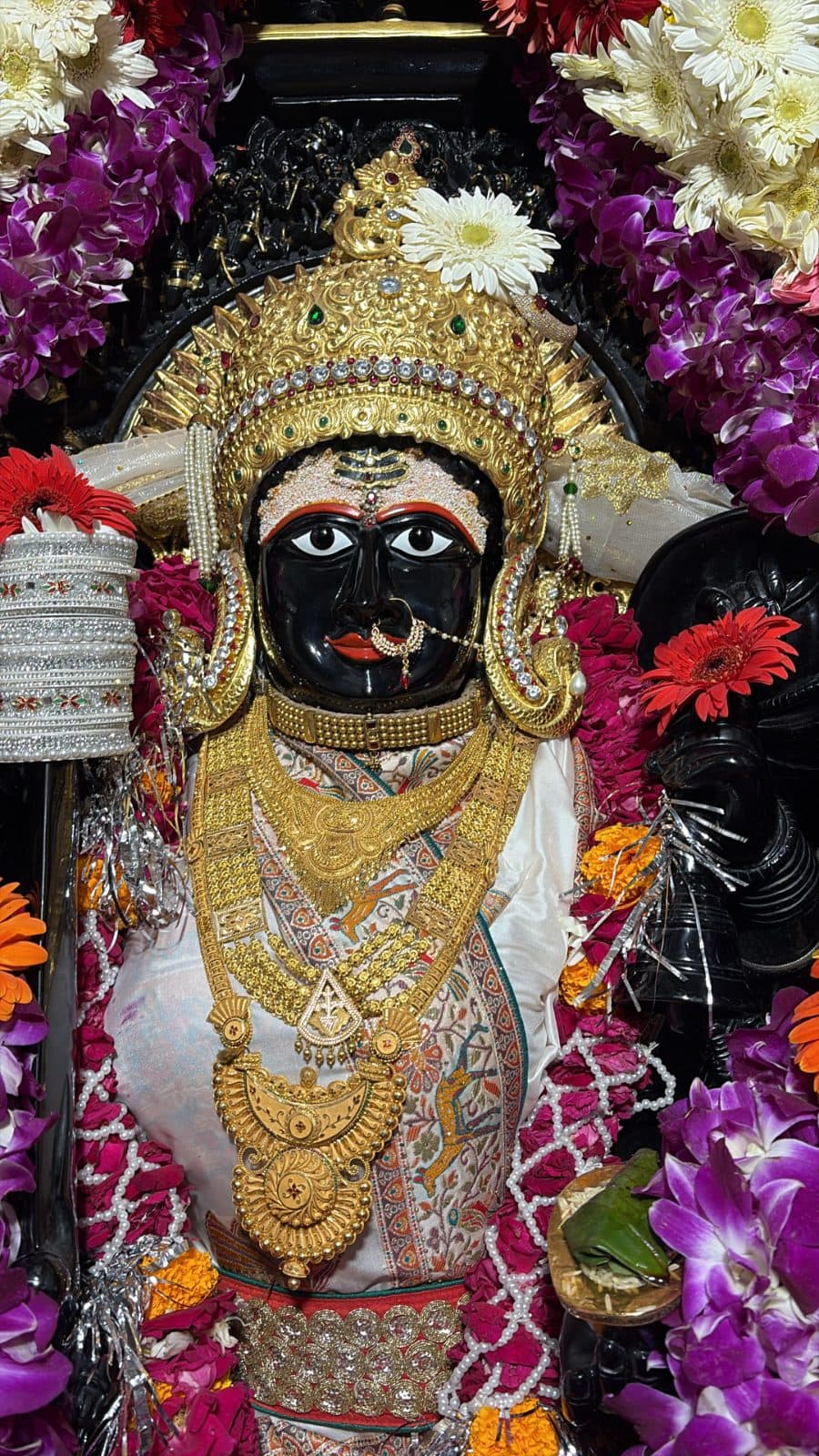 माँ त्रिपुरा सुंदरी के आज के दर्शन — २० अक्टूबर २०२६, मंगलवार (2/2)